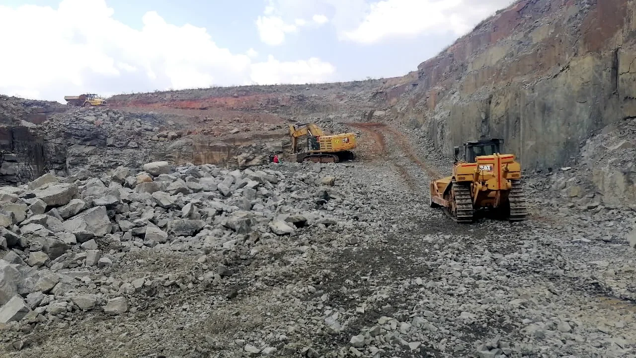 Quarry earthmoving and material movement at Mashavane