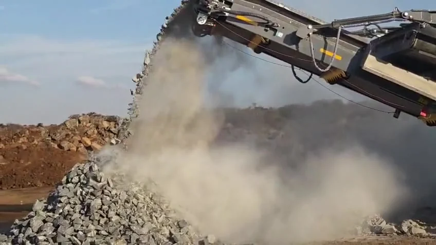 Conveyor discharging processed aggregate